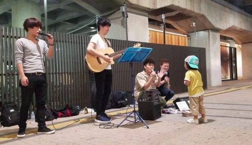 路上ライブで1人の男の子がやってきた、すると即興で男の子の為に歌う姿が素敵すぎると話題に