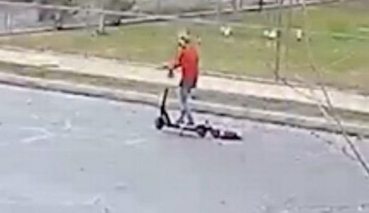 散歩させるのが面倒で電動スクーターに犬をくくりつけて高速で走り、犬は引きづられ・・・